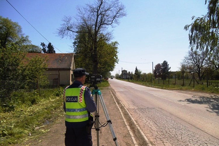Slika MUP-ILUSTRACIJE-NOVA GALERIJA/zzGLOBAL/Policajac_Fama_Laser_01.JPG